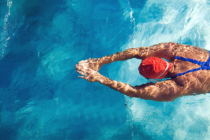 La piscine, bien meilleure que la salle de fitness pour affiner sa silhouette